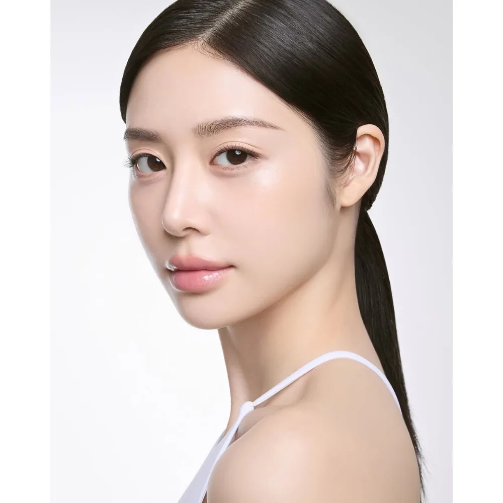 Cô gái với làn da căng bóng nhờ sử dụng retinol