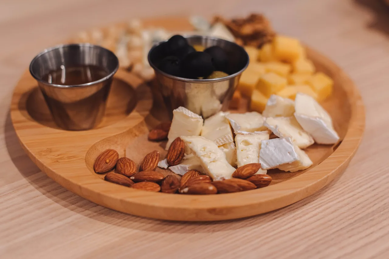 phô mai, hạnh nhân giàu đạm để ăn tối