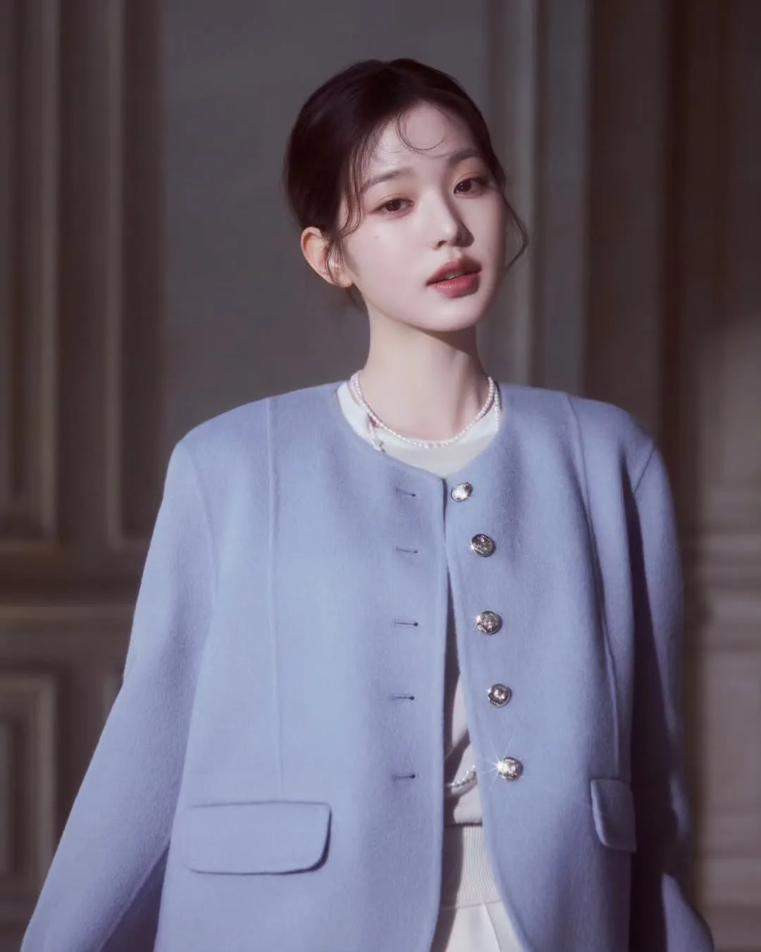 wonyoung mang áo khoác blazer không cổ
