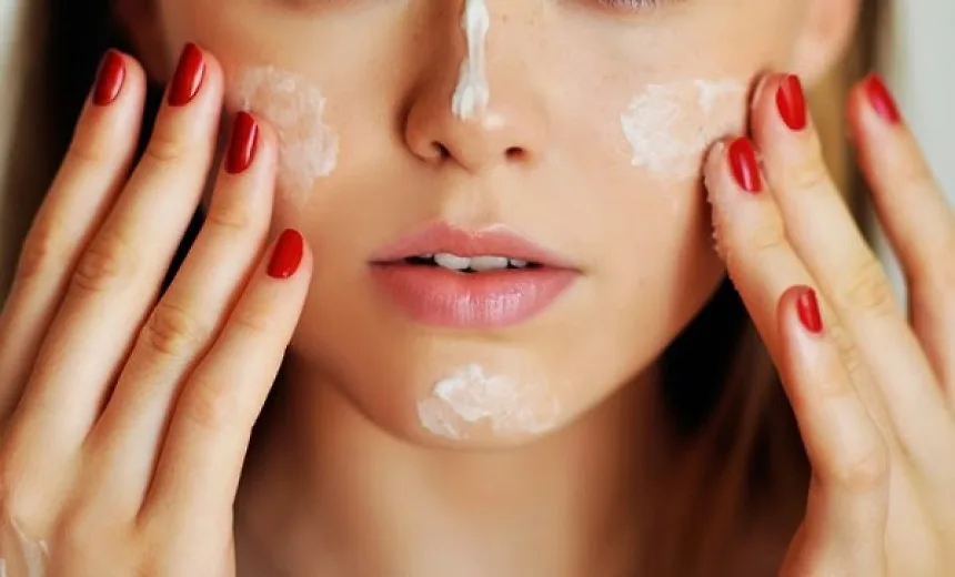Dưỡng ẩm trước khi đi du lịch để sở hữu làn da mềm mại, bóng mượt