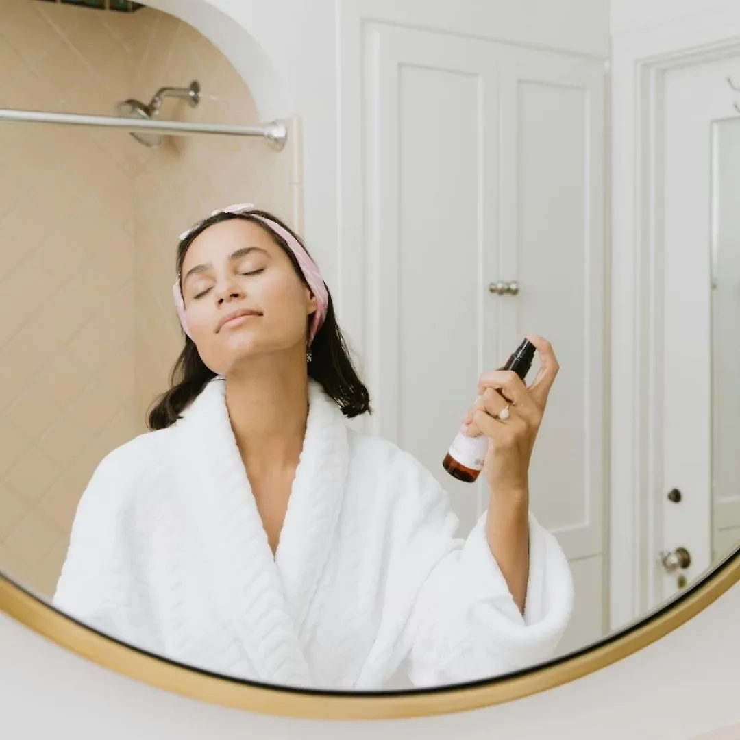 cô gái sử dụng kem chống nắng dạng xịt nhanh và tiện