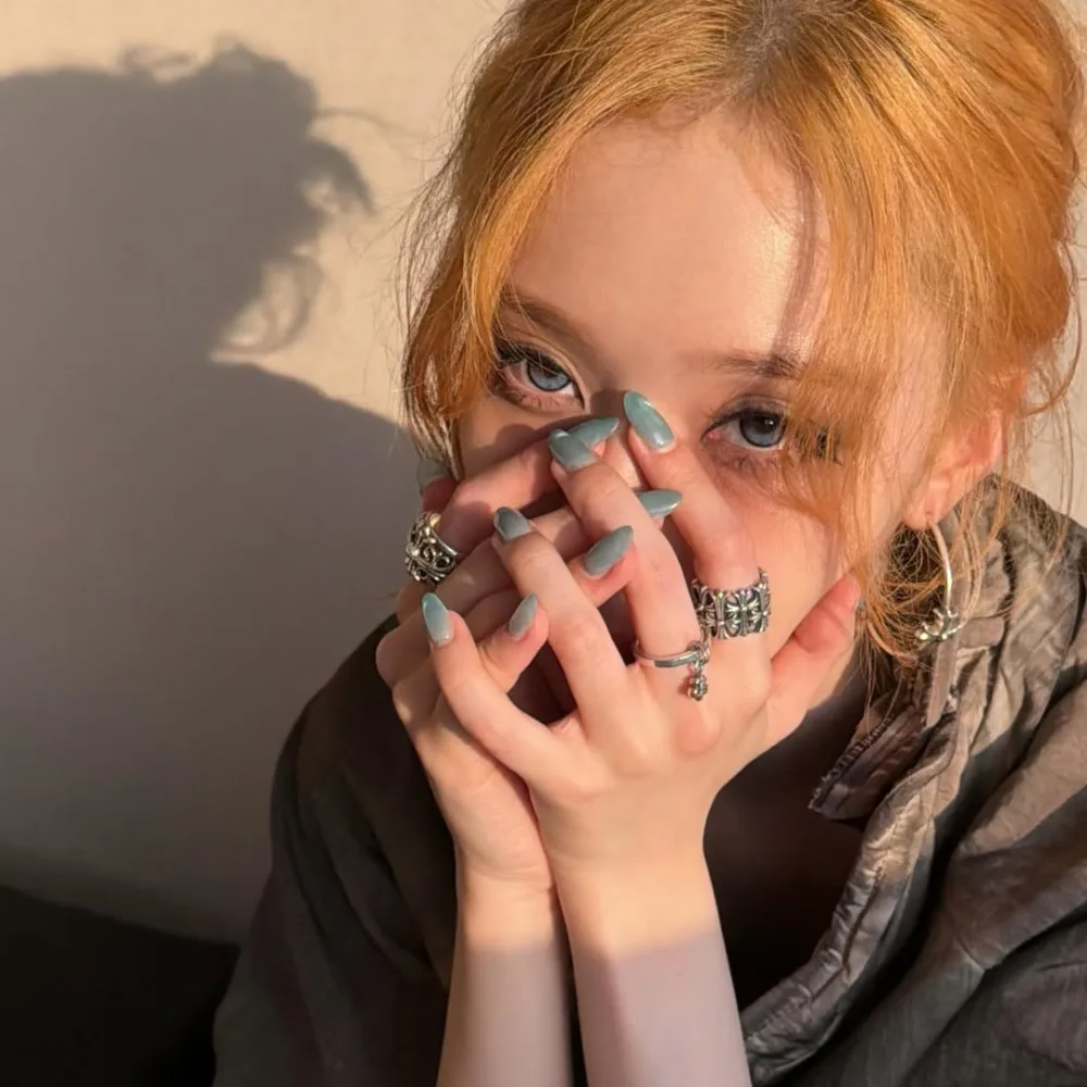 Winter (aespa) sơn mẫu nail xanh xám