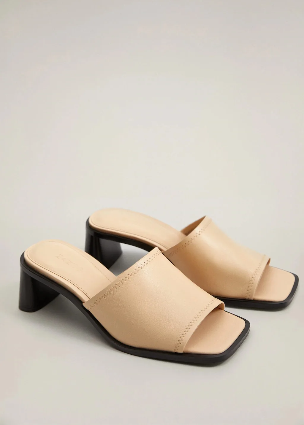 Giày mules quai to màu nude Mango