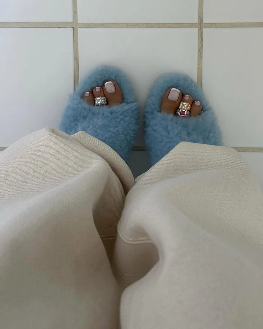nhẫn ngón chân và dép lông