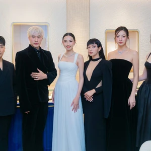 Hoàng hậu và những nàng hậu: Chaumet hé mở thế giới nhiệm màu