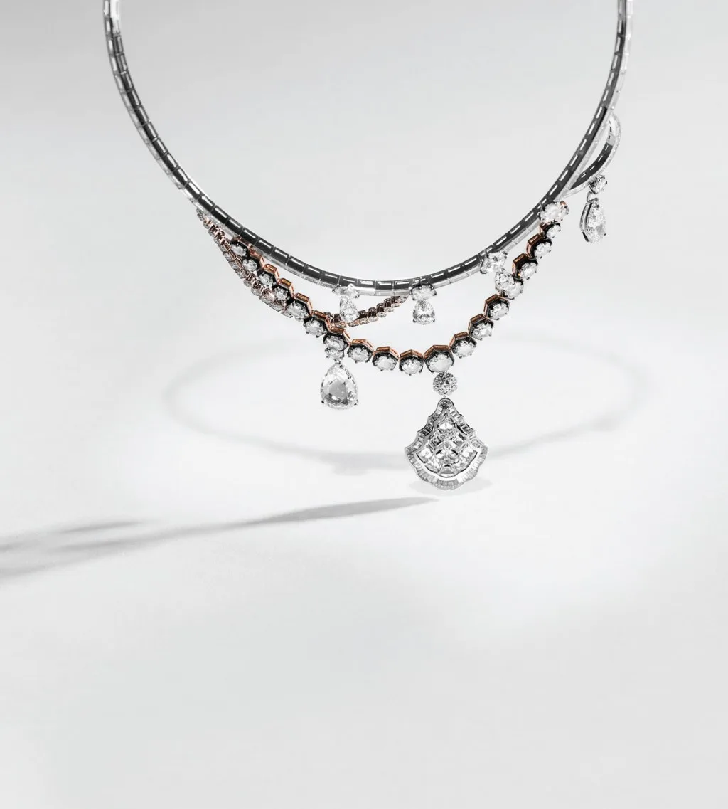 Giám đốc Nghệ thuật của Dior Joallerie lại tìm cảm hứng trong các chi tiết trang trí khác nhau ngay bên trong cung điện để tạo ra Dior À Versailles.