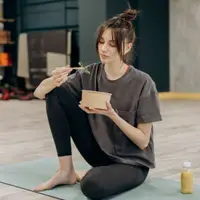cô gái ăn thực phẩm bổ sung sau khi tập luyện
