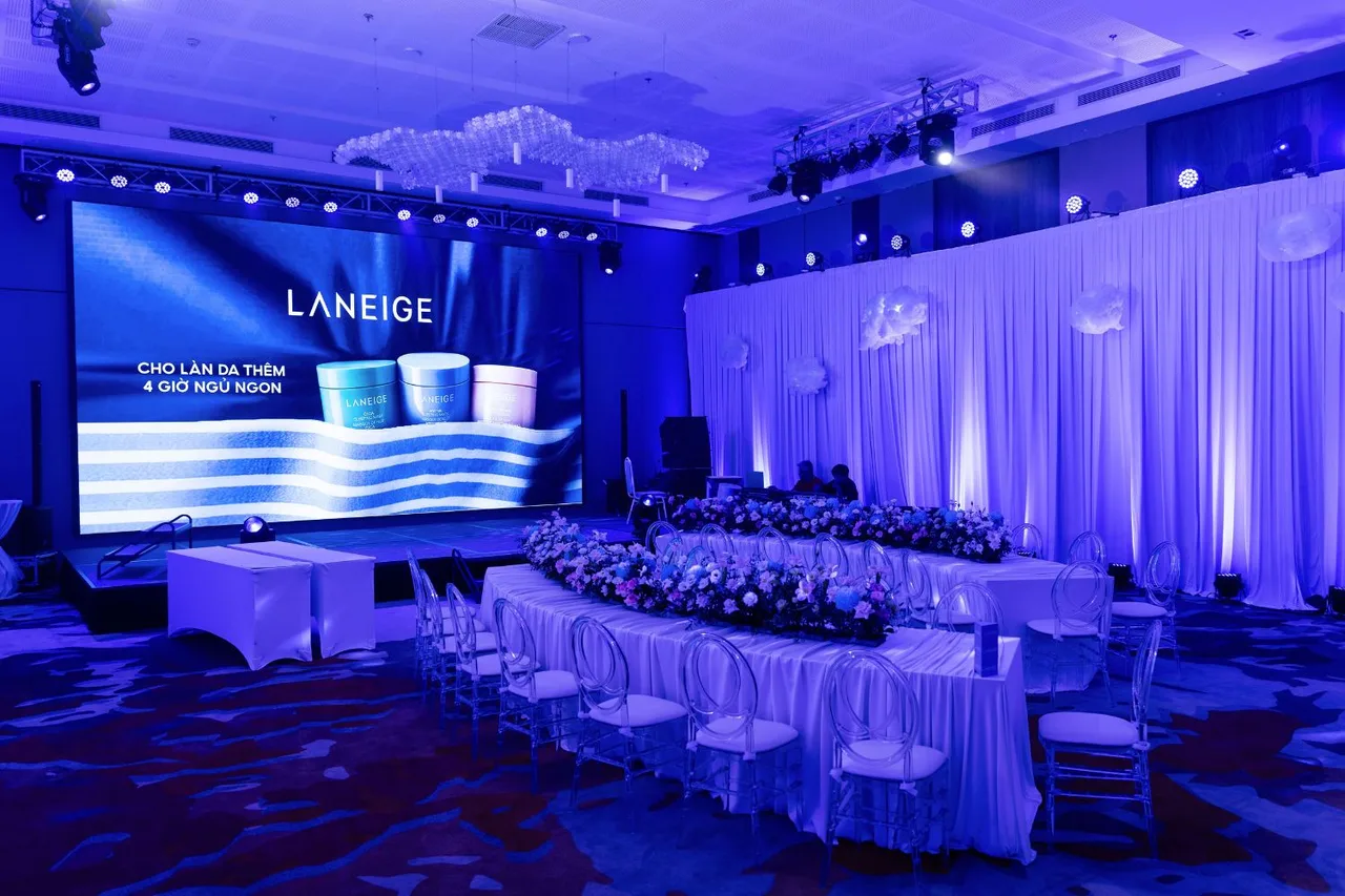 Không gian sự kiện Laneige với màn hình LED giới thiệu bộ mặt nạ ngủ Laneige thế hệ mới trong tông xanh Midnight Aura.