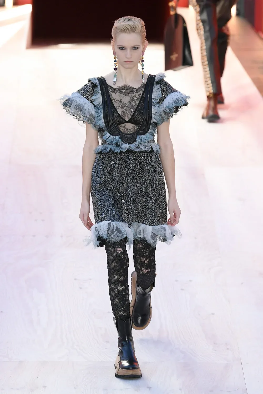 LV rtw xuân hè 2023 look 19