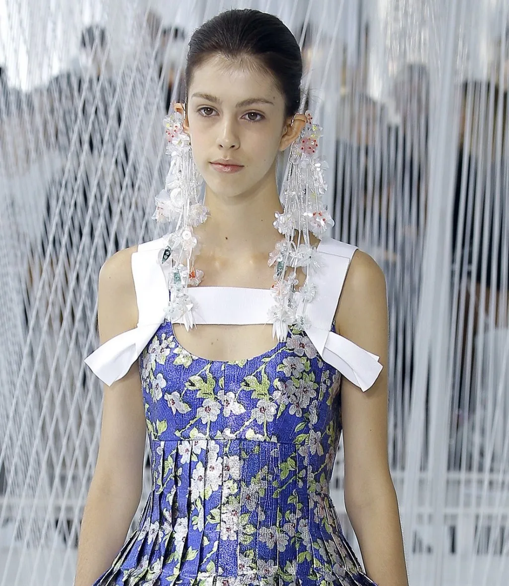 Những đôi khuyên chùm khoa sáng tạo của Delpozo