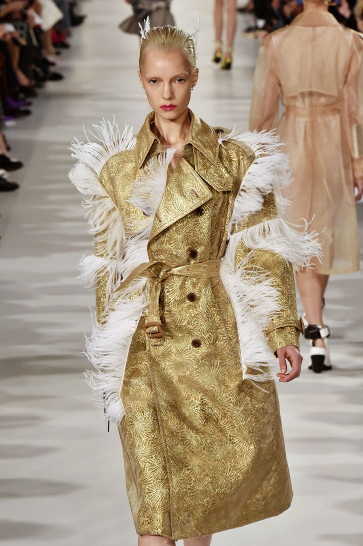 ELLE Việt Nam - Có bao giờ thế giới thời trang “quên” được chiếc áo trench coat (4) ELLE Việt Nam - Có bao giờ thế giới thời trang “quên” được chiếc áo trench coat (4)