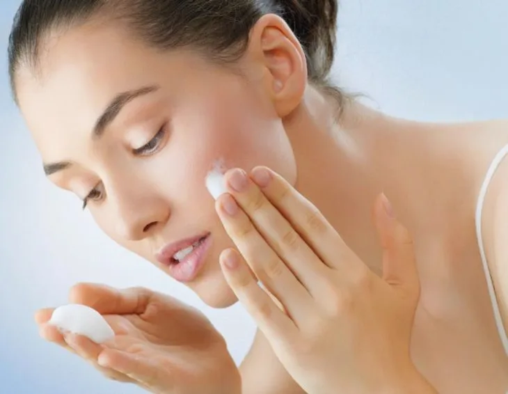 Bí quyết giúp bạn sử dụng kem dưỡng da đúng cách Bí quyết giúp bạn sử dụng kem dưỡng da đúng cách