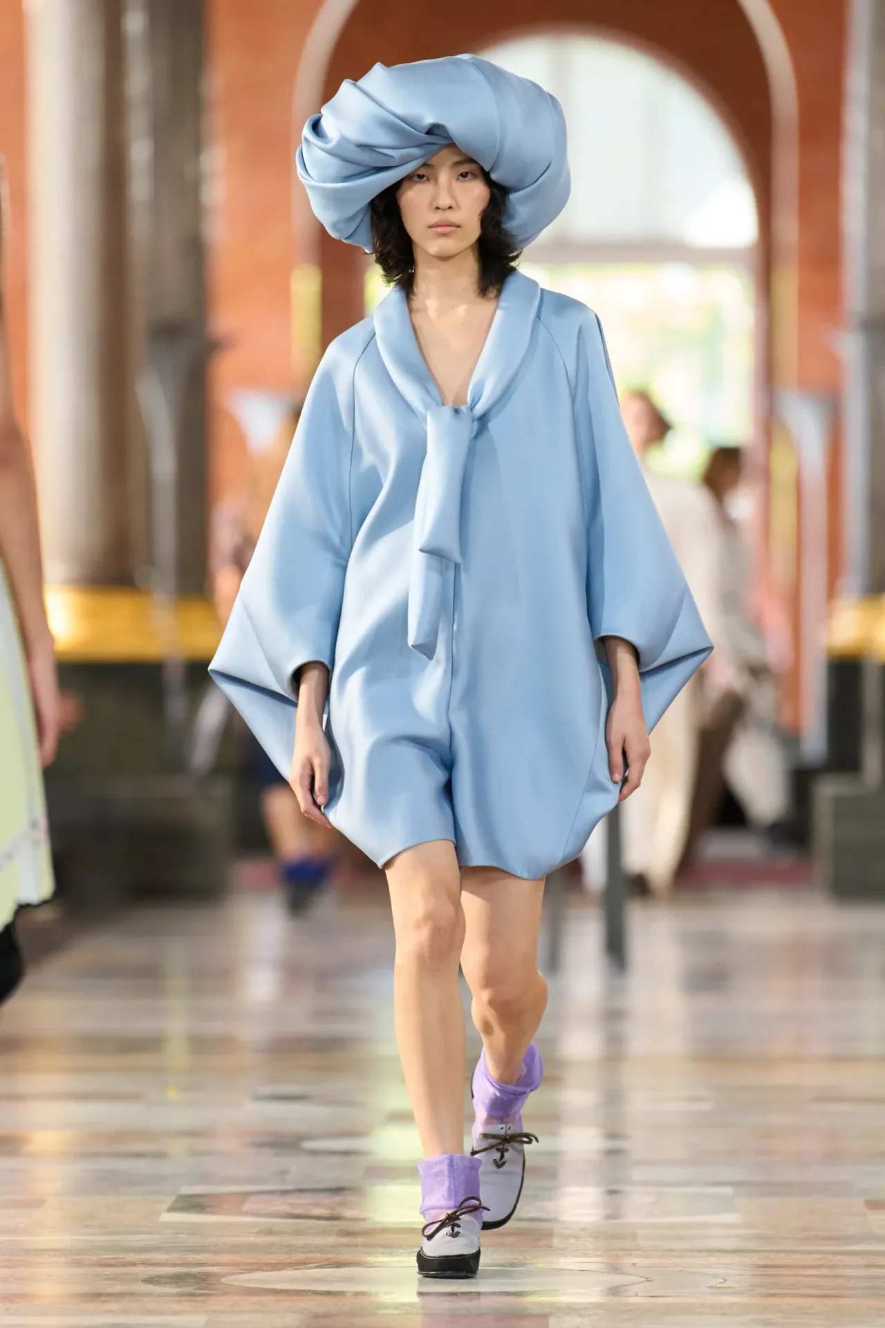 váy lụa xanh Louis Vuitton