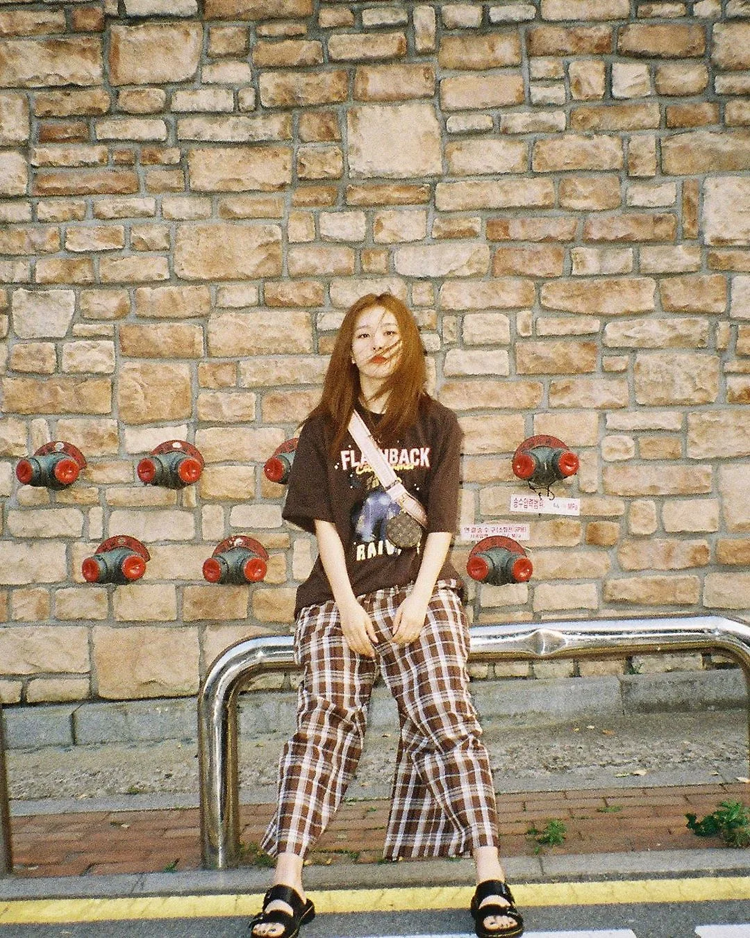 seulgi mặc quần caro với áo thun in graphic màu đen