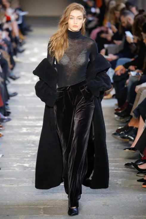Gigi Hadid khép lại show diễn của Max Mara