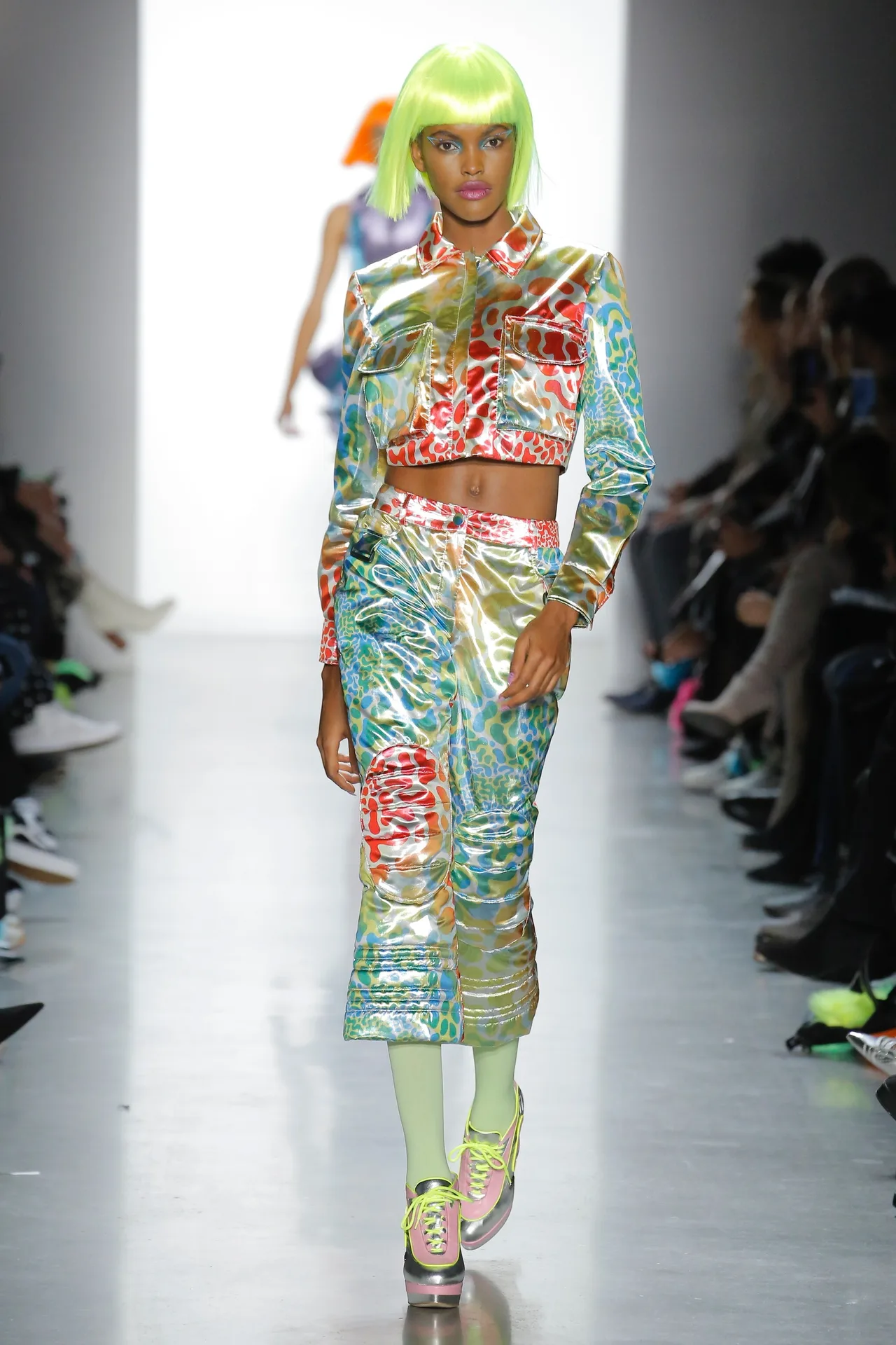 Thương hiệu Jeremy Scott Ready-to-wear Thu-Đông 2018: Rực rỡ sắc màu viễn tưởng 6 Thương hiệu Jeremy Scott Ready-to-wear Thu-Đông 2018: Rực rỡ sắc màu viễn tưởng 6