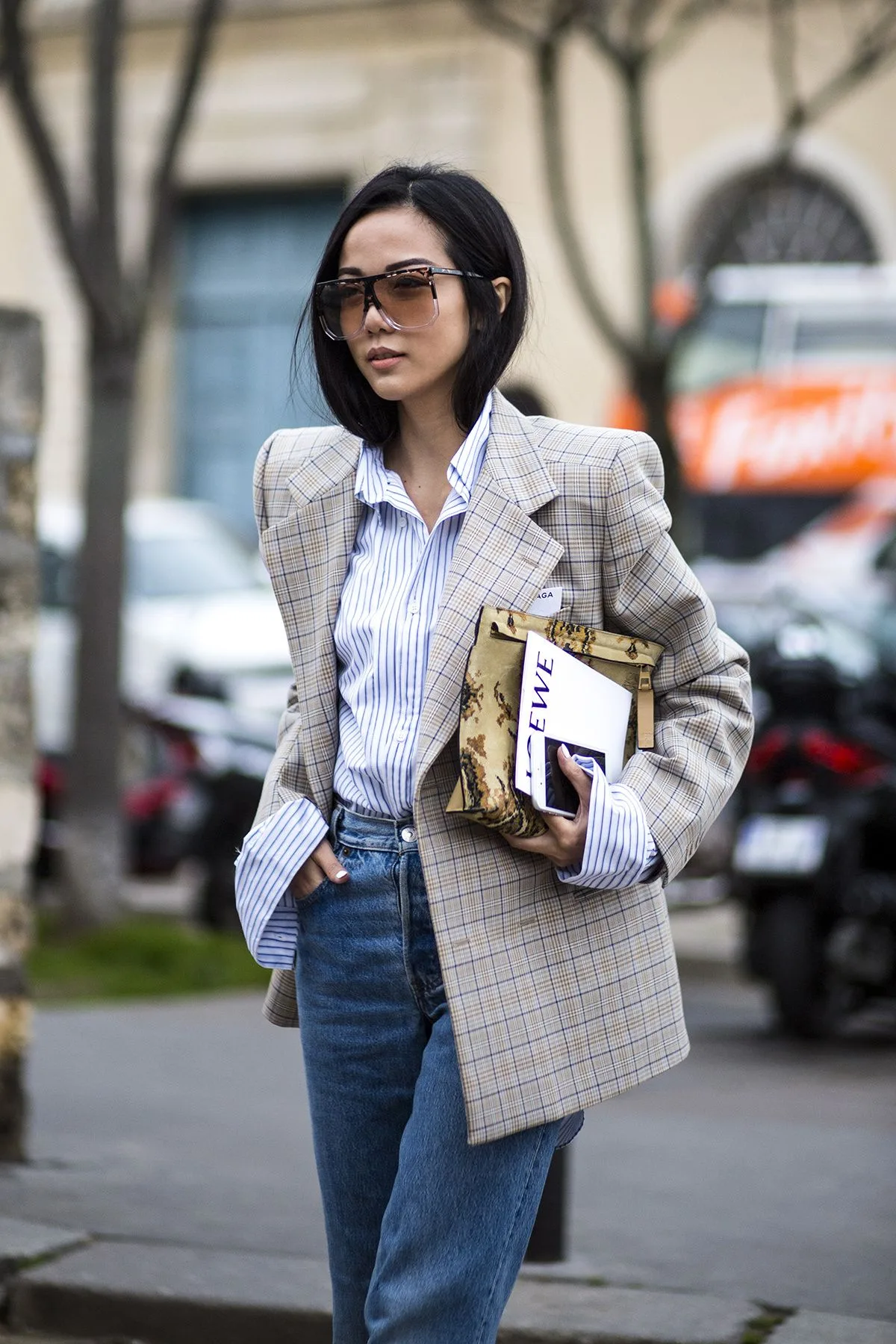 phong cách thời trang menswear áo blazer kẻ ô và sơ mi sọc