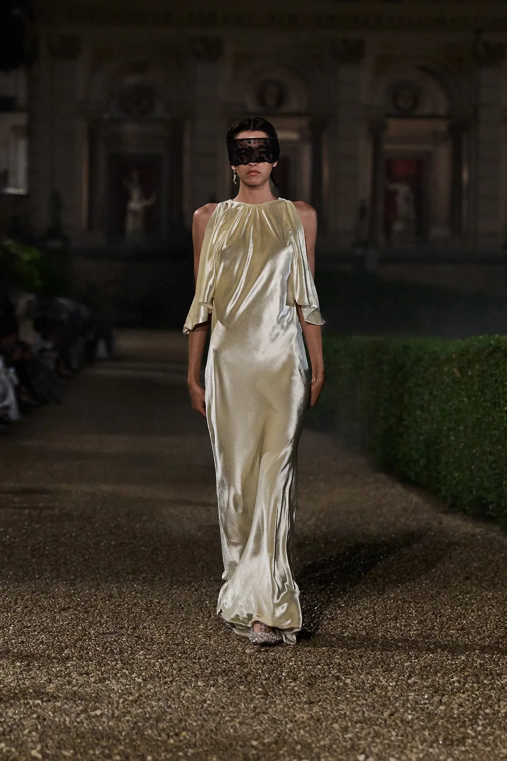 đầm lụa bóng BST Dior Cruise 2026