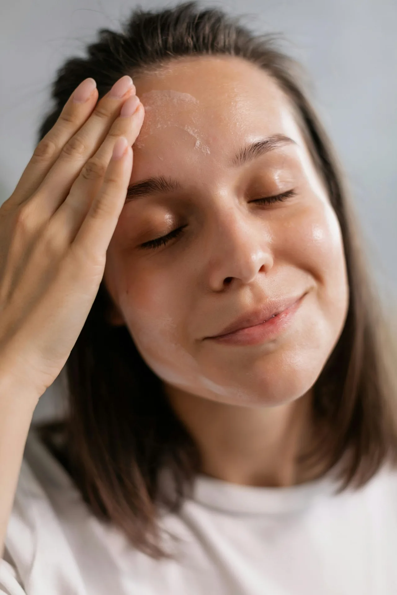 Cô gái đang dưỡng da mặt, peel da