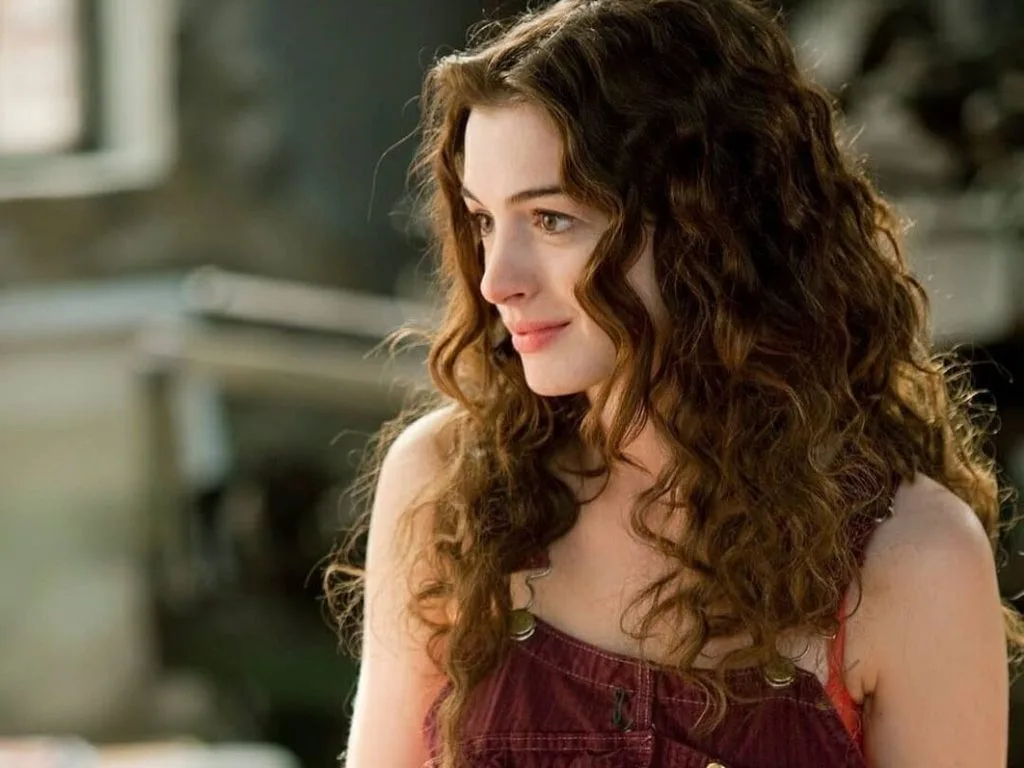Anne Hathaway gây thương nhớ với kiểu tóc xoăn hippie đầy mơ mộng.