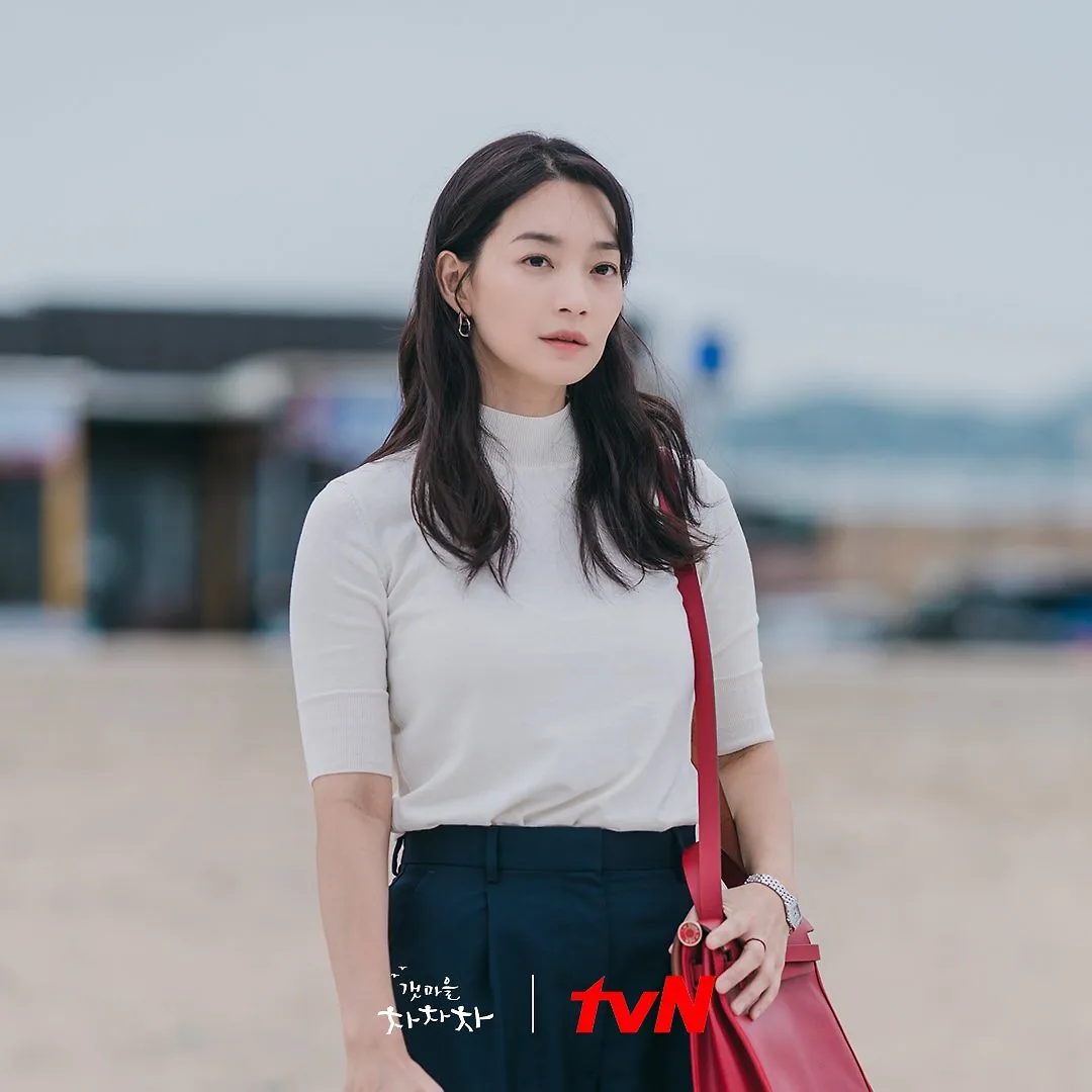 Shin Min-Ah gây ấn tượng với vai diễn Yoon Hye Jin trong bộ phim Hometown Cha Cha Cha