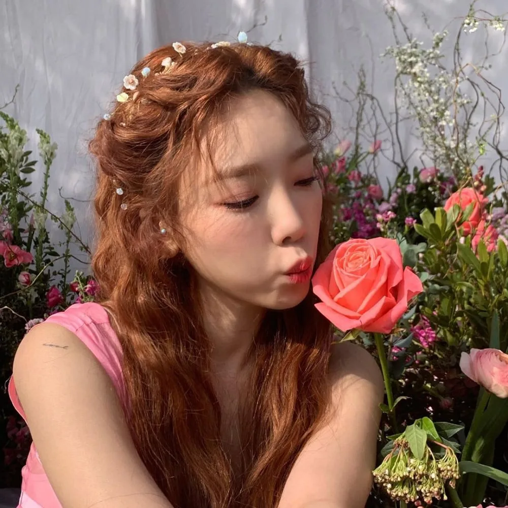 Taeyeon ngọt ngào, nữ tính với tóc xoăn hippie sóng lơi.