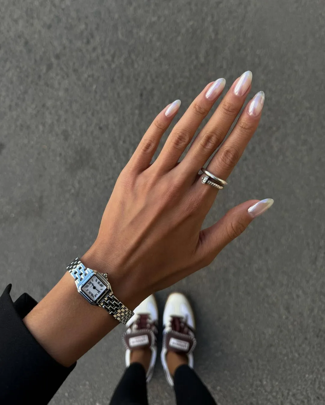 bàn tay màu da ngăm với bộ nail tráng gương