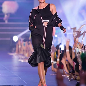 Kelly Bùi, Đỗ Mạnh Cường mang sắc hồng lên sàn catwalk 200m