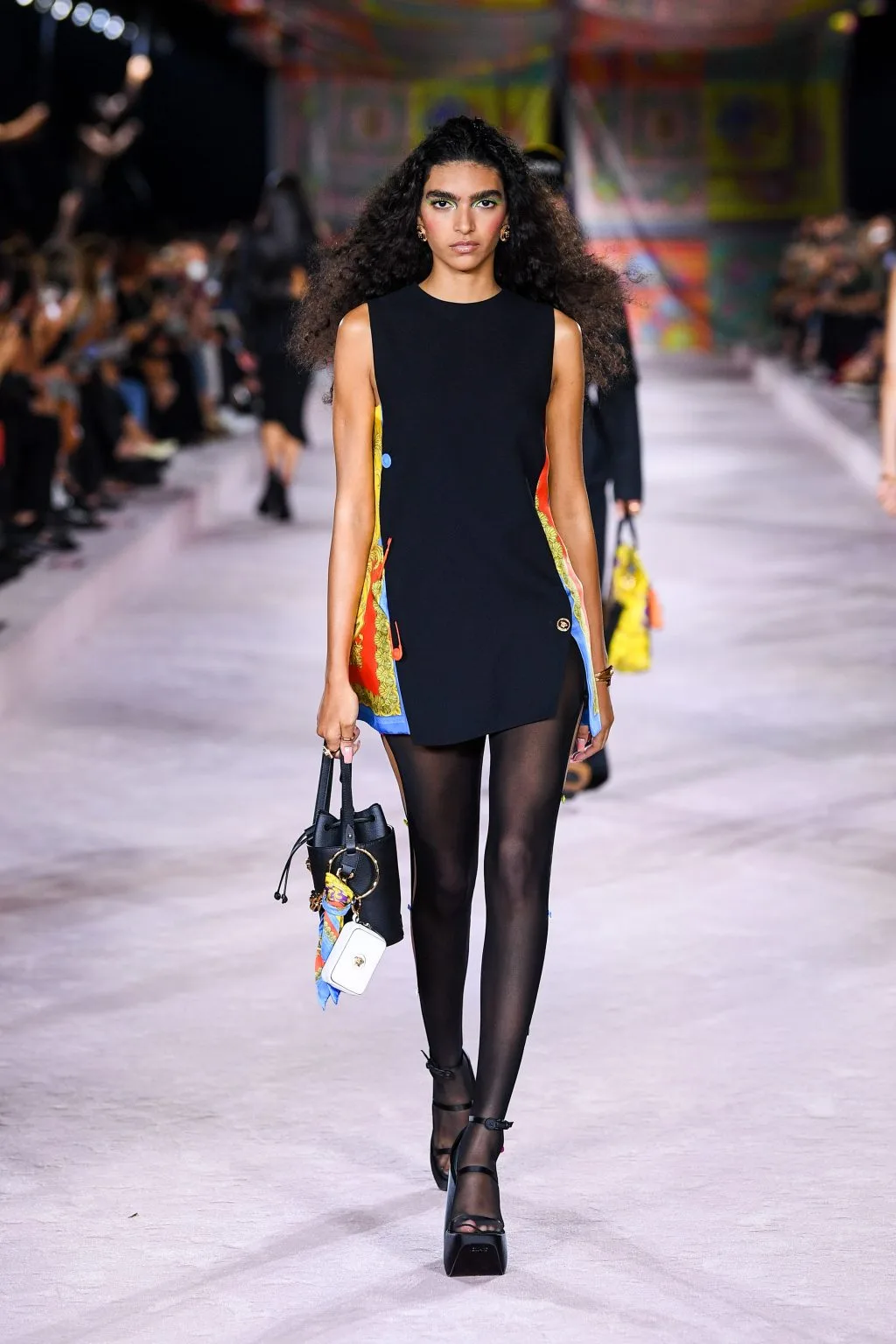 sàn diễn BST Versace xuân hè 2022 ở tuần lễ thời trang Milan