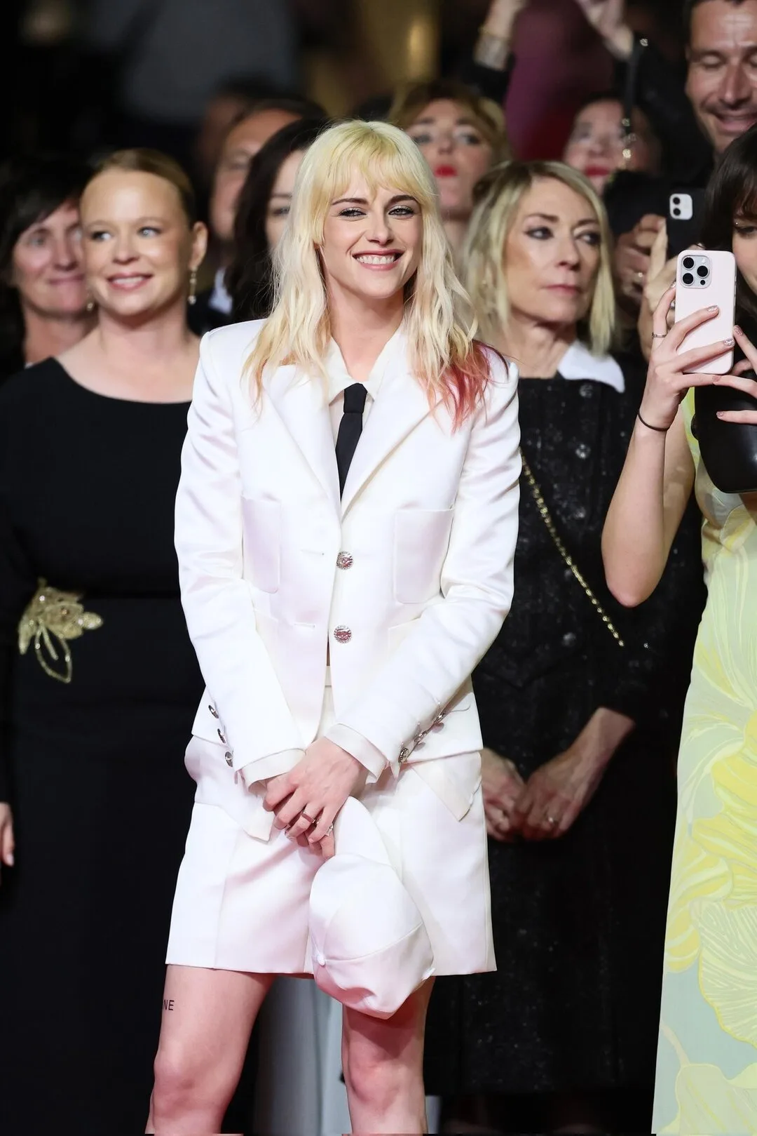 Kristen Stewart trong thiết kế Chanel tại cannes 2025
