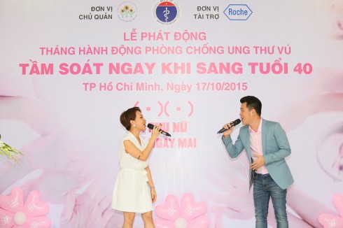 Ca sĩ Uyên Linh - Hồ Trung Dũng biểu diễn trong lễ phát động Tháng hành động phòng chống ung thư - tầm soát ngay khi bạn 40 tuổi