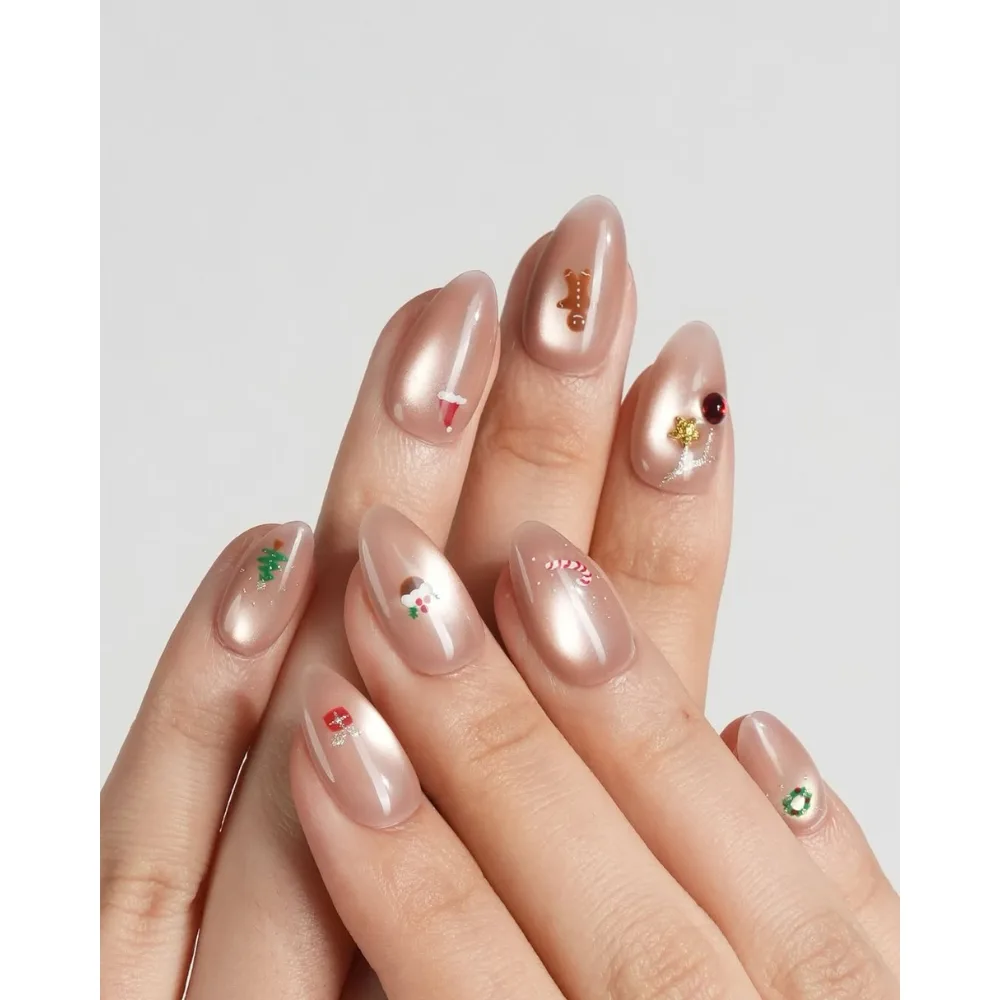 Mẫu nail mắt mèo phủ sơn champagne được trang trí bằng các họa tiết Giáng Sinh.