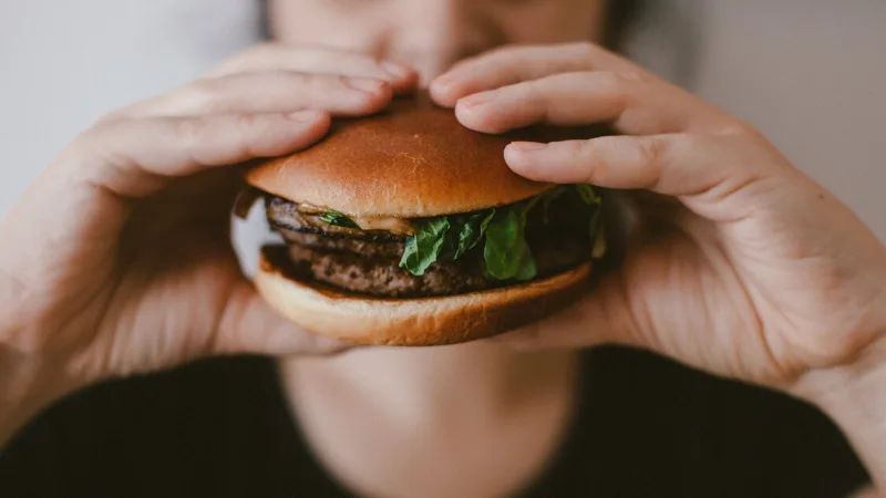 Thật khó để cưỡng lại sức hấp dẫn của các bữa ăn đêm. ăn uống - hamburger