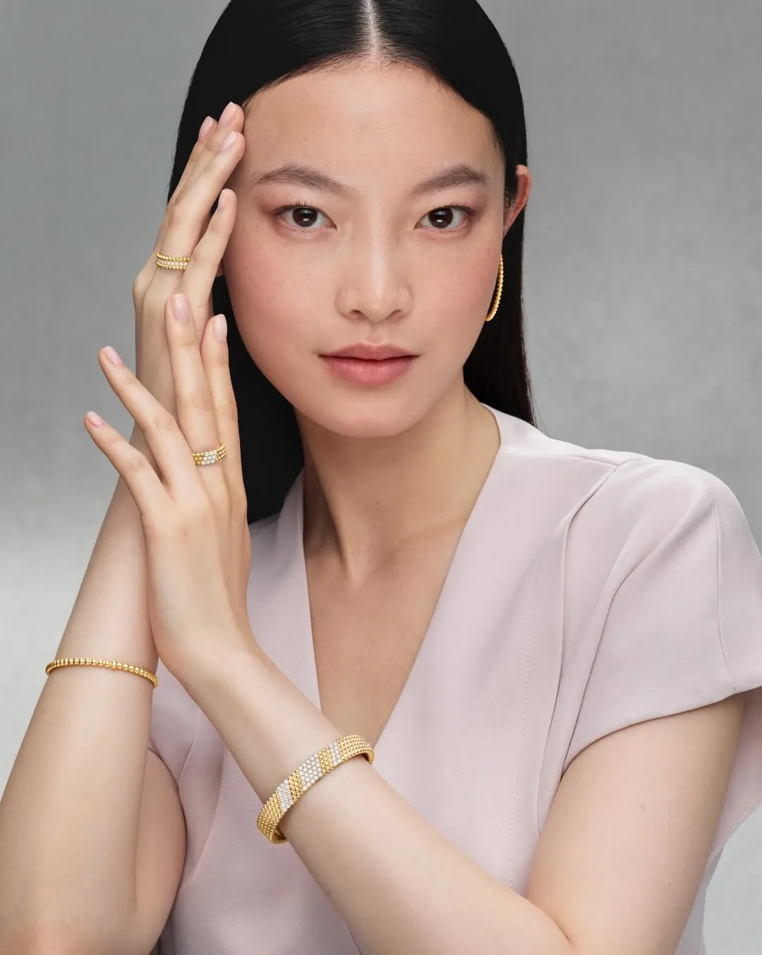 Những hàng hạt vàng đặc trưng của Perlée tạo nên nhịp điệu mềm mại, tôn vinh vẻ đẹp của kim cương và đá quý màu.
