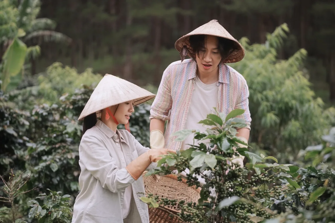 Phim Tay Anh Giữ Một Vì Sao là một bộ phim điện ảnh thể loại hài lãng mạn, tình cảm hợp tác giữa Việt Nam và Hàn Quốc