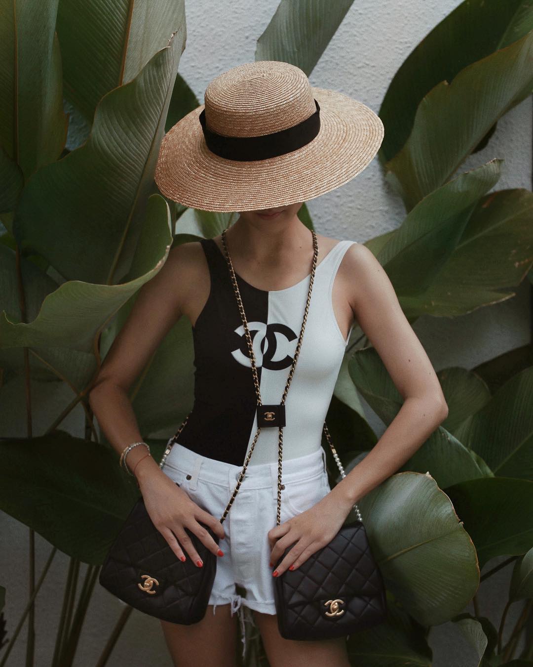 Yoyo Cao mặc bikini, quần short jeans và đội mũ cói
