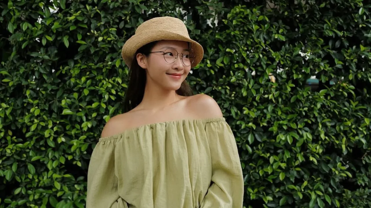 Khả Ngân tươi tắn bên hàng cây xanh có hương thơm ngát