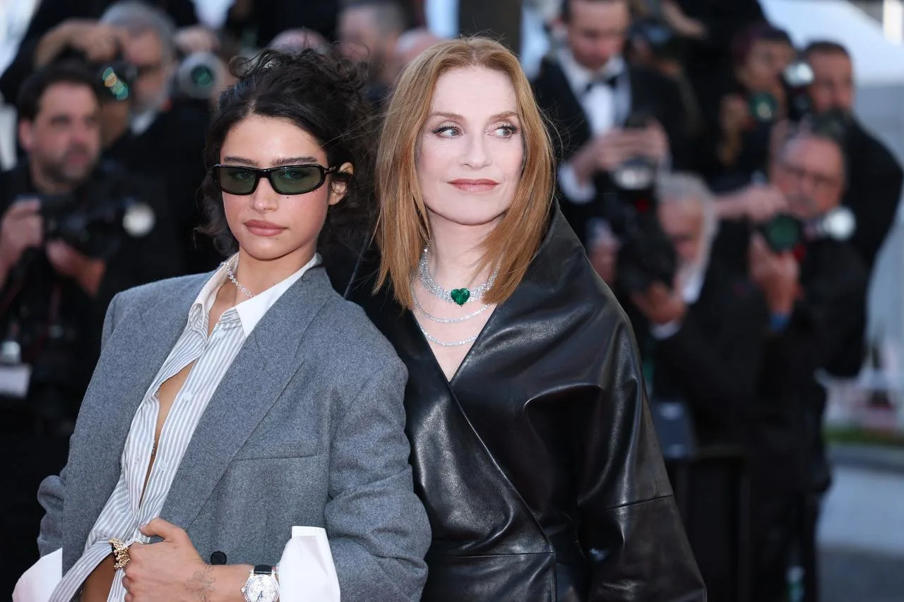Diện đồng hồ Happy Sport, Odessa A’zion đứng chung khung hình cùng bà Huppert trên thảm đỏ Cannes. Cả hai chấm phá thú vị cho phong cách “nữ cường” với nhiều mẫu trang sức cao cấp Chopard duyên dáng