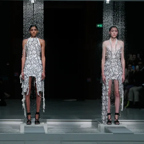 Màn trình diễn ấn tượng của Hussein Chalayan đang là chủ đề "nóng bỏng" trên cộng đồng mạng.