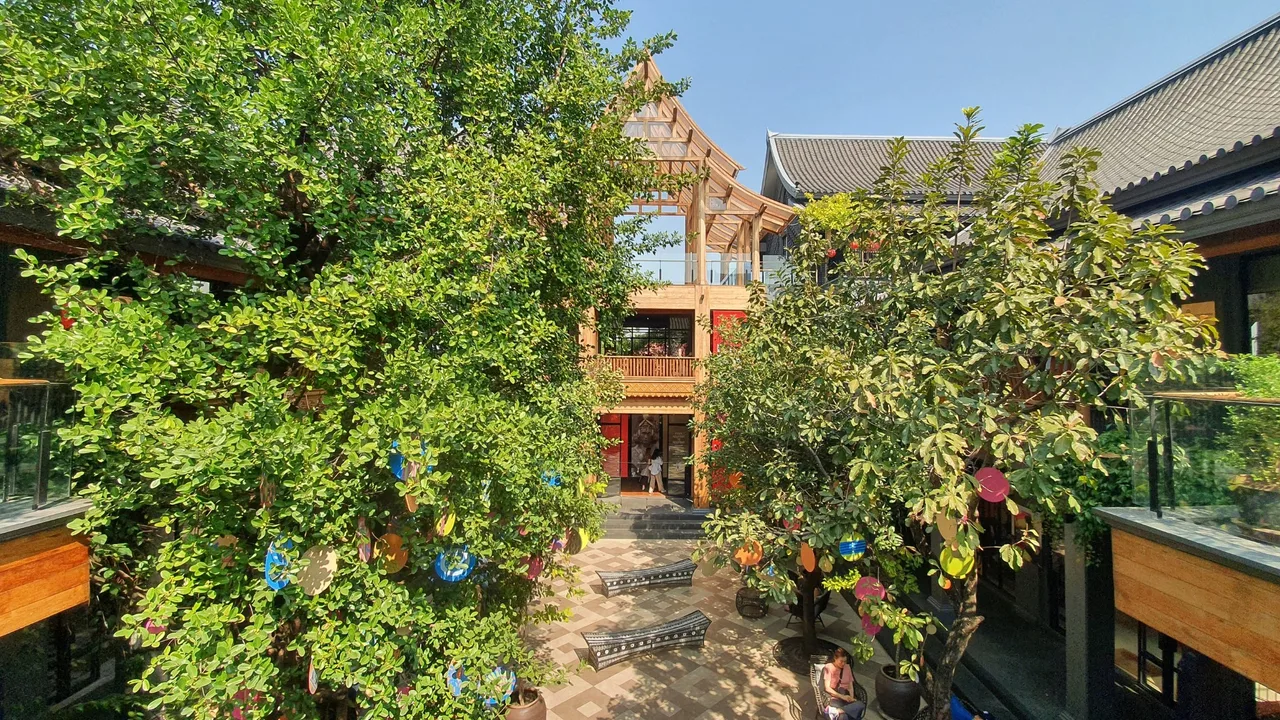 Khuôn viên xanh mát bên trong Kalm Village, Chiang Mai, Thái Lan. (Ảnh: Quỳnh Lê)
