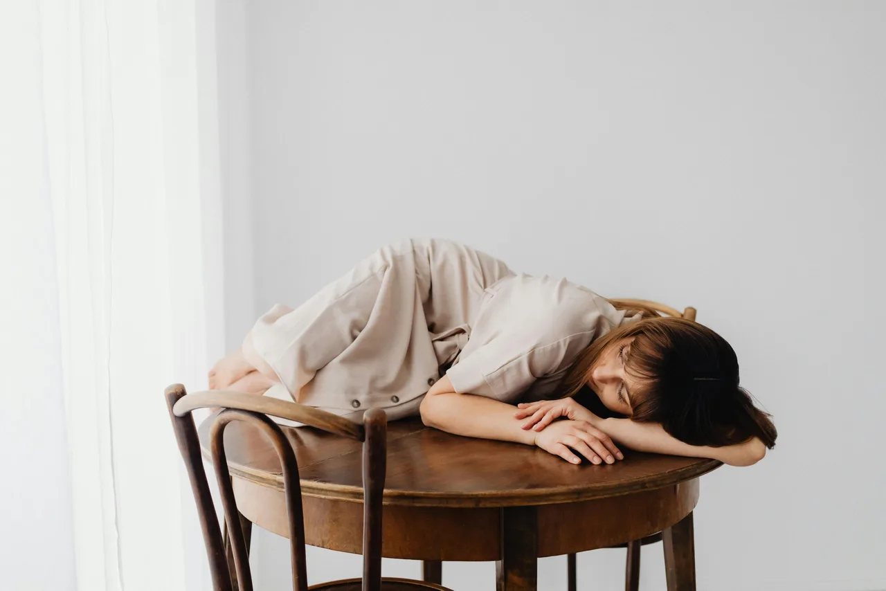 Mất phương hướng khiến cô gái cảm thấy xa lạ với chính mình.