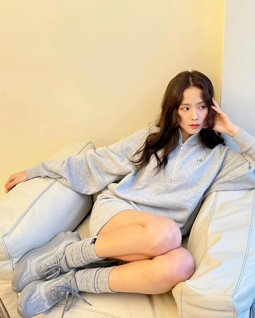 jisoo diện bản phối áo nỉ