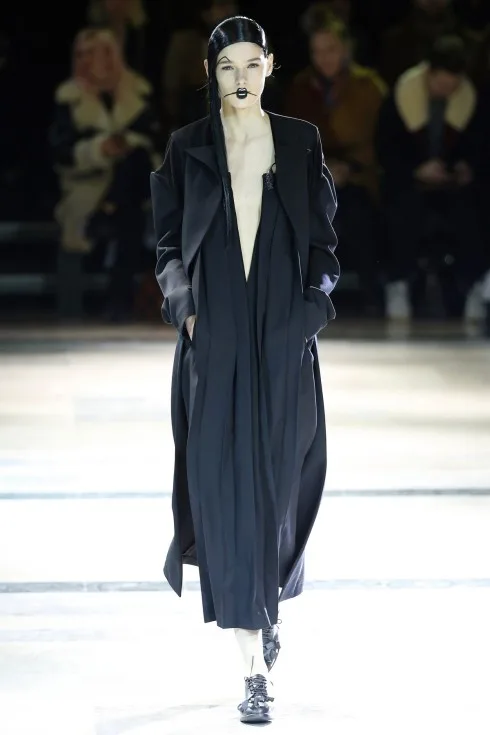Mầu đen chủ đảo của BST Thu-Đông của Yohji Yamamoto