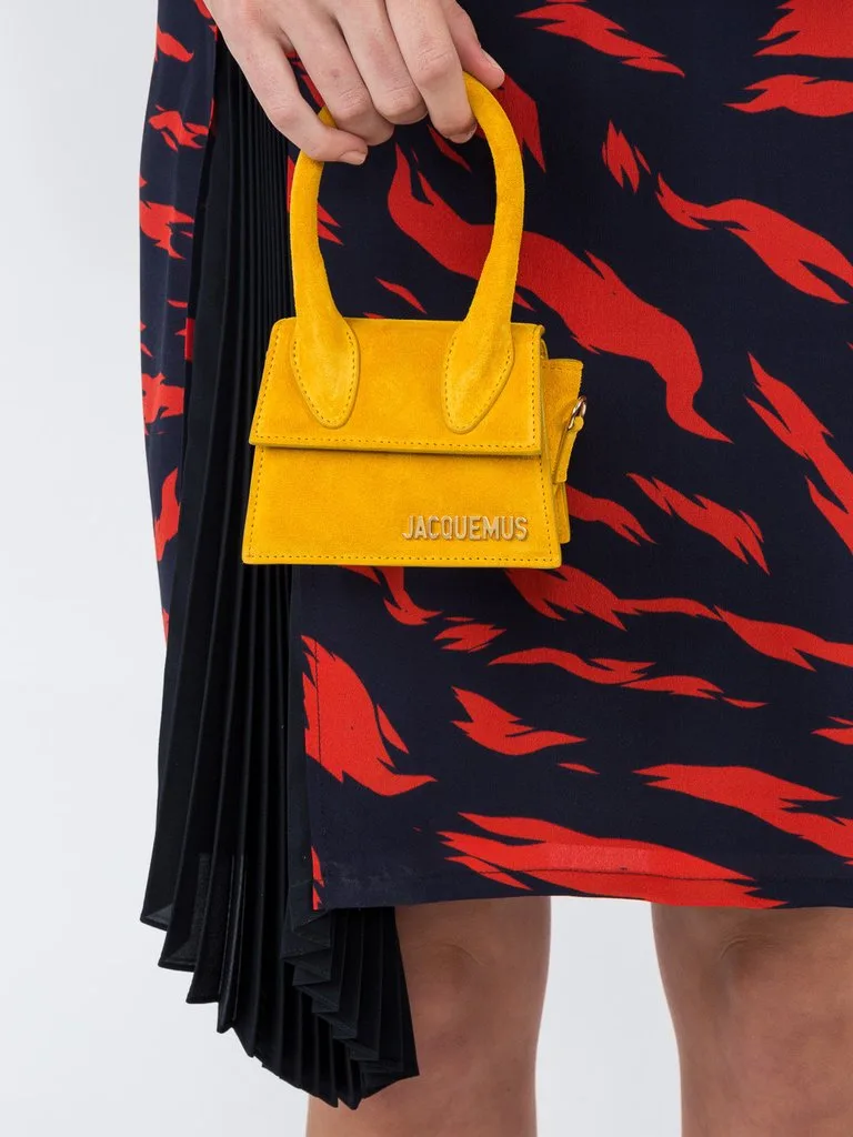túi xách siêu nhỏ Jacquemus màu vàng