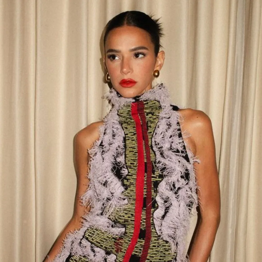Bruna Marquezine dự tiệc với Statement Lipstick