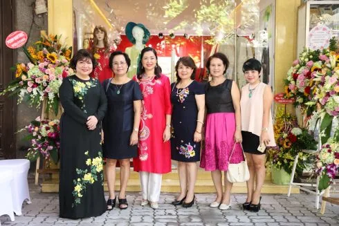 Những nữ doanh nhân Hà Nội mừng khai trương cửa tiệm Peony Boutique đầu tiên tại Hà Nội.