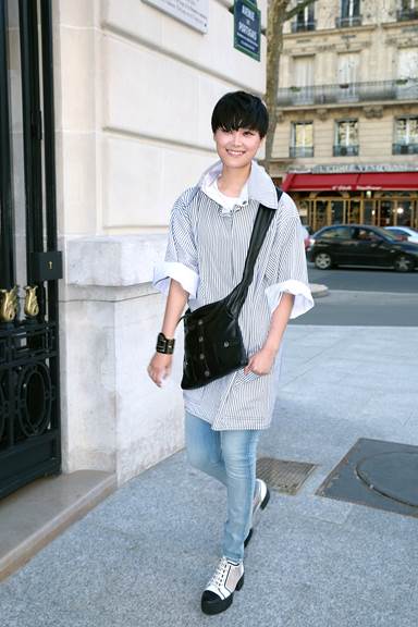 Ca sỹ người Hoa Chris LEE mang túi Girl CHANEL bằng da màu đen tại Paris