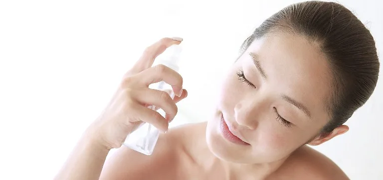 Cách sử dụng nước hoa hồng giúp đánh thức vẻ đẹp tiềm ẩn Cách sử dụng nước hoa hồng giúp đánh thức vẻ đẹp tiềm ẩn
