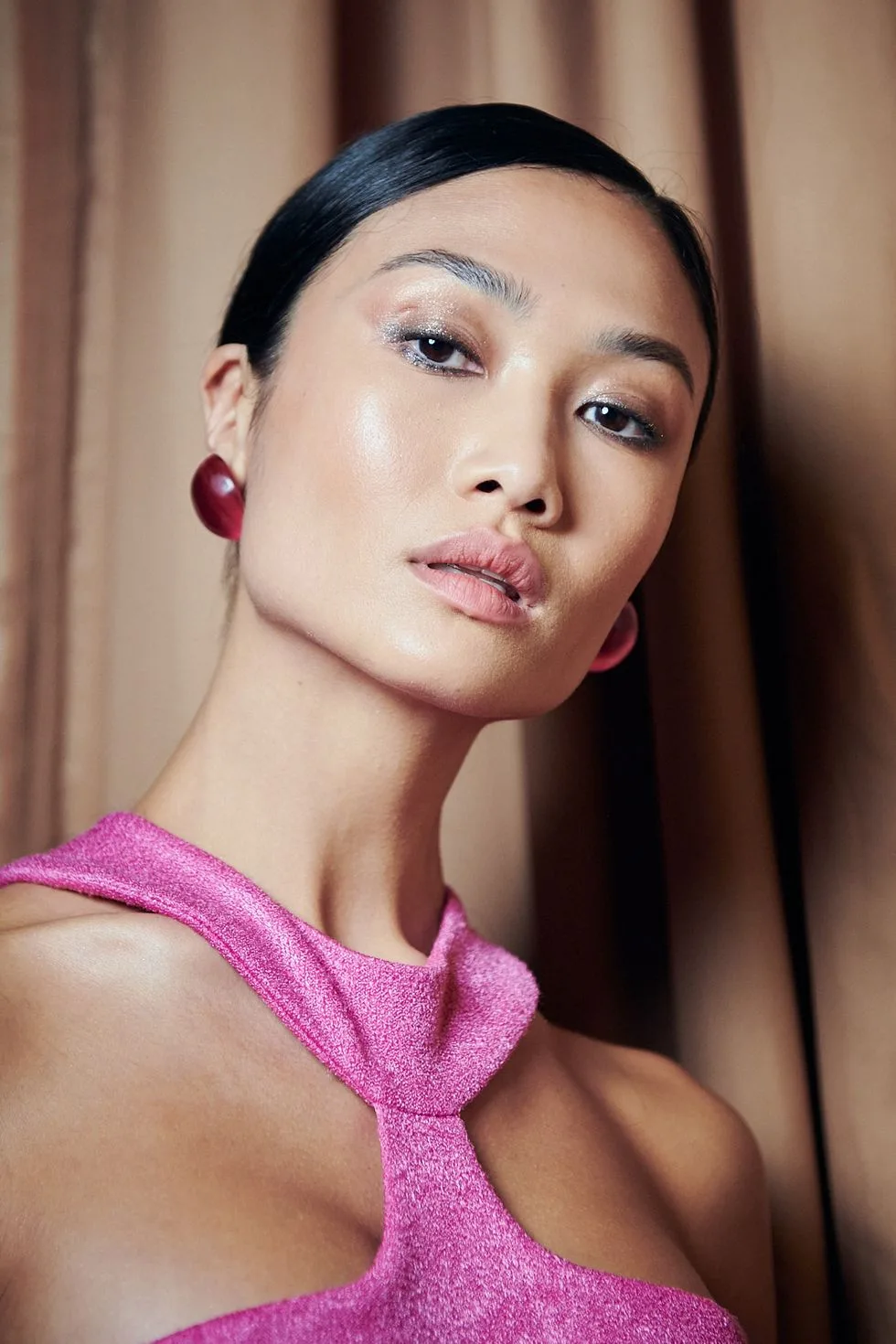 9 xu hướng trang điểm thống trị sàn diễn Xuân - Hè 2023, glass skin