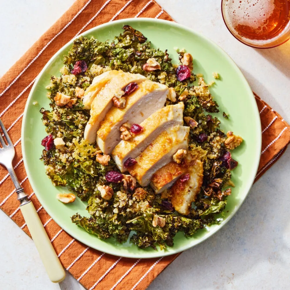 Bữa trưa văn phòng cùng món salad cải kale cùng ức gà giàu protein.
